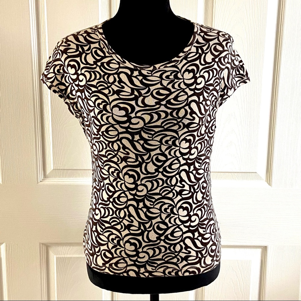 Patterned Gap T-Shirt in Brown & Cream Scroll Design